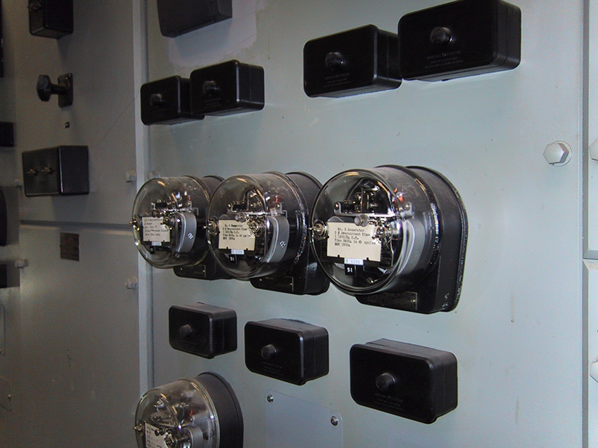 Rơ le bảo vệ cơ điện tại nhà máy phát điện. Rơ le nằm trong hộp kính tròn. Các thiết bị hình chữ nhật là các khối kết nối thử nghiệm, dùng để thử nghiệm và cách ly các mạch biến áp của dụng cụ.