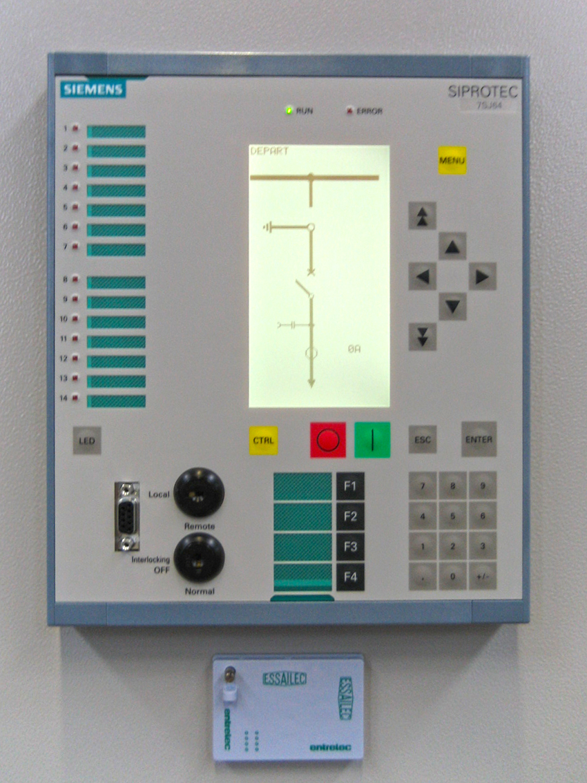 Một relay bảo vệ đa chức năng số (số) cho các mạng phân phối. Một thiết bị đơn có thể thay thế nhiều rơle điện cơ đơn chức năng và cung cấp các chức năng tự kiểm tra và truyền thông.